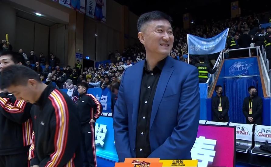 MK体育-杜锋不整活！28分大胜四川，广东5人满分，胡队复苏徐杰却糟透了