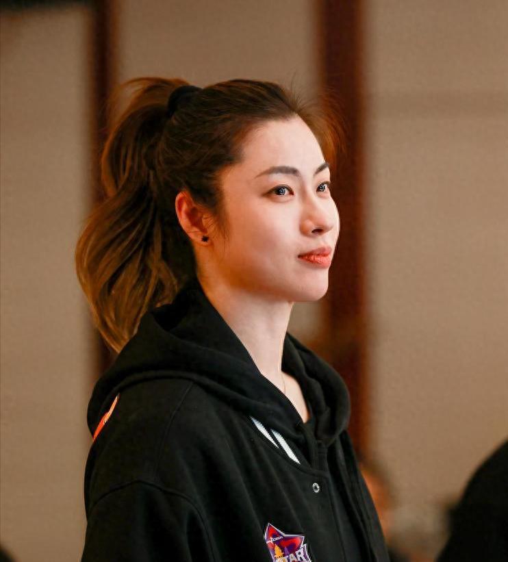原来她就是江苏女篮教练，年轻美貌实力并存，击败卫冕冠军广东队